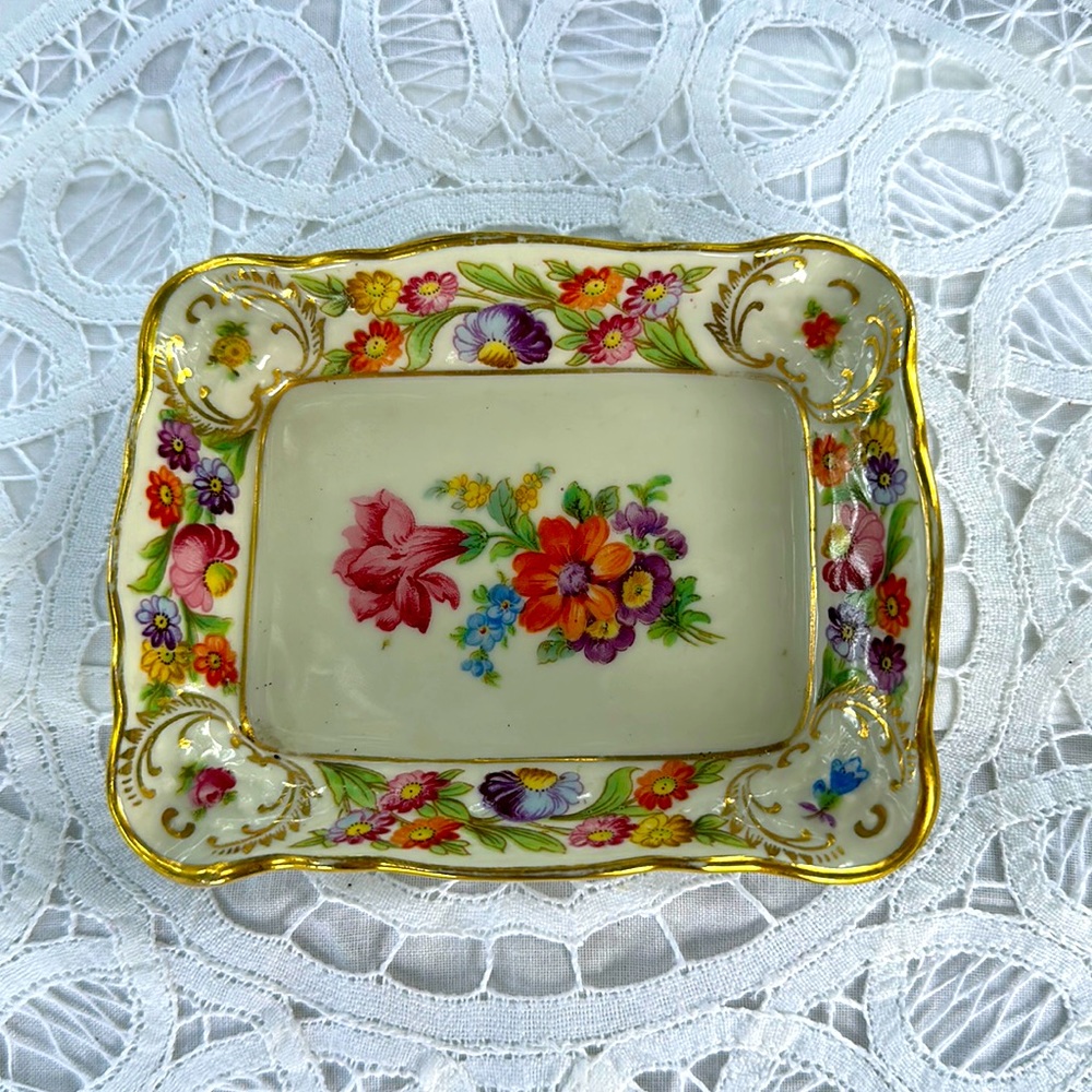 Dainty dish! The colors pop! Beautiful piece.